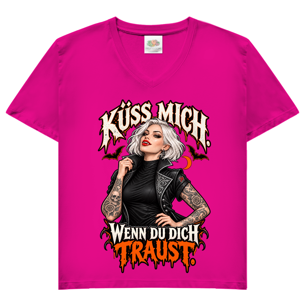 JA Kussbiss – Damen-V-Neck-Shirt in Fuchsia, Vorderansicht, Frontdruck: Vampirin mit Tattoos und Spruch „Küss mich. Wenn du dich traust.“