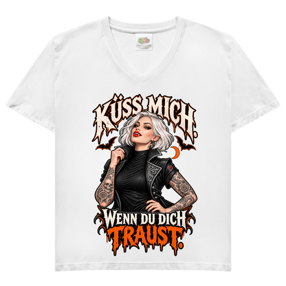 JA Kussbiss – Damen-V-Neck-Shirt in Weiß, Vorderansicht, Frontdruck: Vampirin mit Tattoos und Spruch „Küss mich. Wenn du dich traust.“