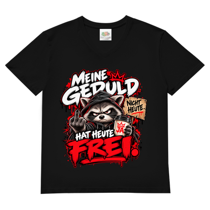 JA Meine Geduld hat heute frei – Herren-V-Neck-Shirt in Schwarz, Vorderansicht, Frontdruck: Waschbär mit Kaffee und Mittelfinger: „Meine Geduld hat heute frei!“