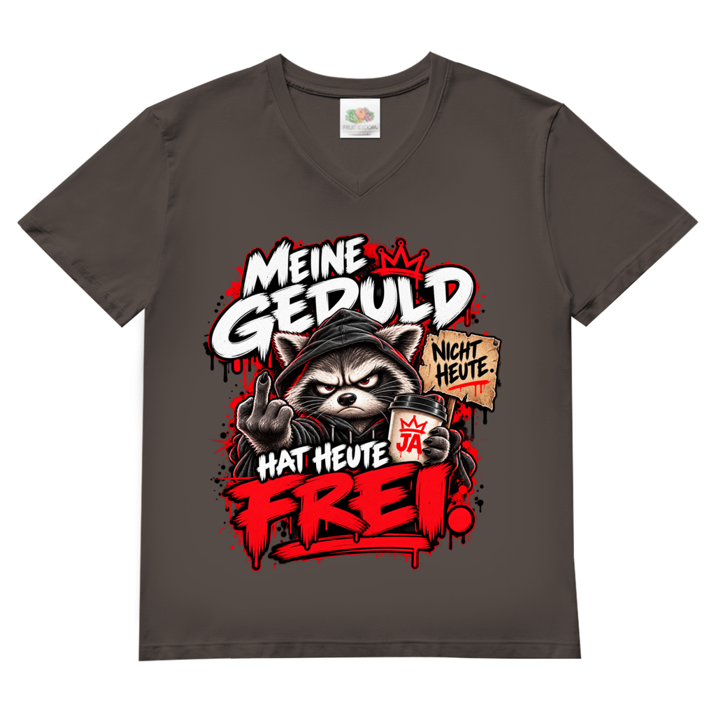 JA Meine Geduld hat heute frei – Herren-V-Neck-Shirt in Hellgraphit, Vorderansicht, Frontdruck: Waschbär mit Kaffee und Mittelfinger: „Meine Geduld hat heute frei!“