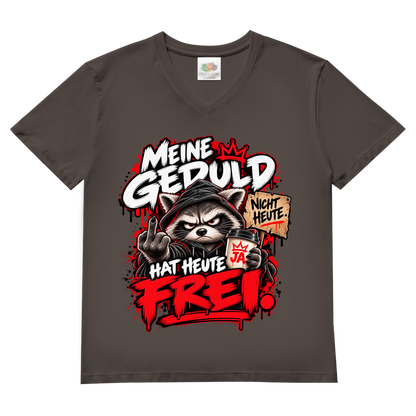 JA Meine Geduld hat heute frei – Herren-V-Neck-Shirt in Hellgraphit, Vorderansicht, Frontdruck: Waschbär mit Kaffee und Mittelfinger: „Meine Geduld hat heute frei!“