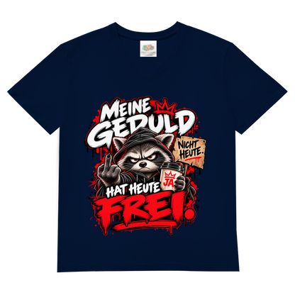 JA Meine Geduld hat heute frei – Herren-V-Neck-Shirt in Marineblau, Vorderansicht, Frontdruck: Waschbär mit Kaffee und Mittelfinger: „Meine Geduld hat heute frei!“