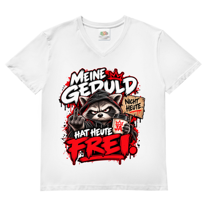 JA Meine Geduld hat heute frei – Herren-V-Neck-Shirt in Weiß, Vorderansicht, Frontdruck: Waschbär mit Kaffee und Mittelfinger: „Meine Geduld hat heute frei!“