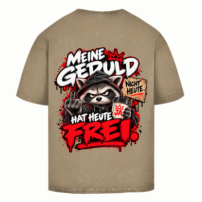 JA Meine Geduld hat heute frei – Oversize-Washed-Shirt in Beige, Rückansicht, Rückendruck: Waschbär mit Kaffee und Mittelfinger: „Meine Geduld hat heute frei!“