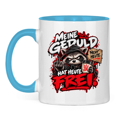 JA Meine Geduld hat heute frei – Tasse in Hellblau, Vorderansicht, Aufdruck: Waschbär mit Kaffee und Mittelfinger: „Meine Geduld hat heute frei!“
