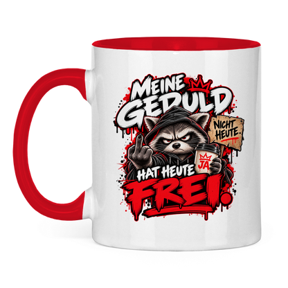 JA Meine Geduld hat heute frei – Tasse in Rot, Vorderansicht, Aufdruck: Waschbär mit Kaffee und Mittelfinger: „Meine Geduld hat heute frei!“