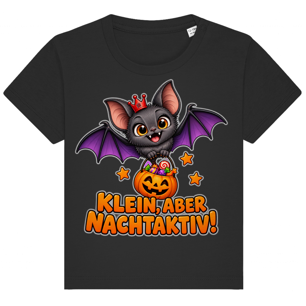 JA Nachtflatterer – Baby-T-Shirt in Schwarz, Vorderansicht, Frontdruck: Kleine Fledermaus mit Kürbiseimer: „Klein, aber nachtaktiv!“