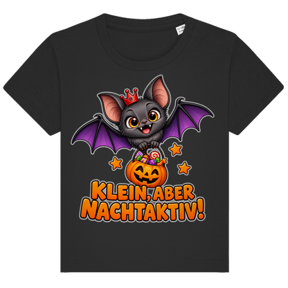 JA Nachtflatterer – Baby-T-Shirt in Schwarz, Vorderansicht, Frontdruck: Kleine Fledermaus mit Kürbiseimer: „Klein, aber nachtaktiv!“