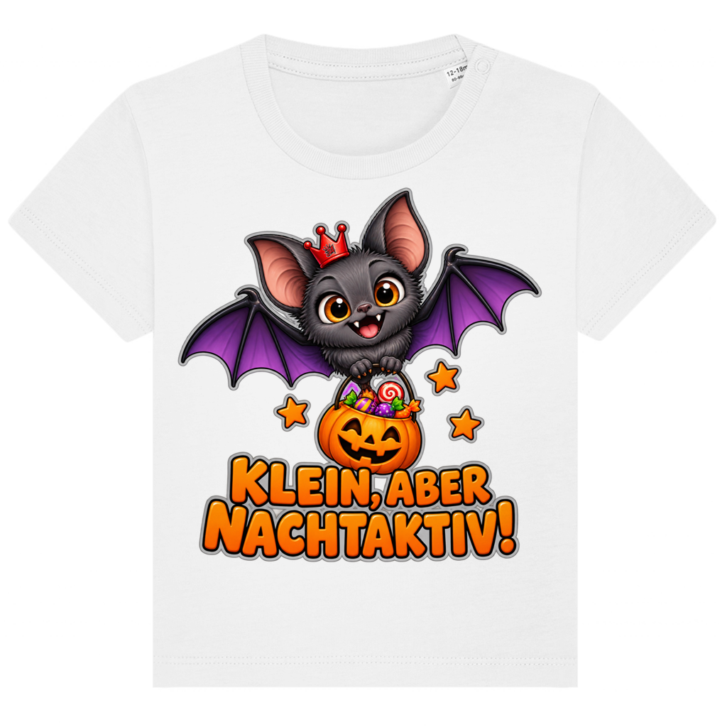 JA Nachtflatterer – Baby-T-Shirt in Weiß, Vorderansicht, Frontdruck: Kleine Fledermaus mit Kürbiseimer: „Klein, aber nachtaktiv!“