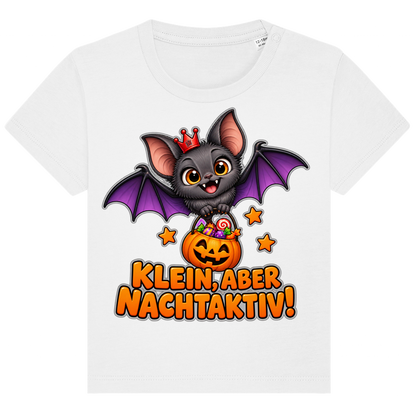 JA Nachtflatterer – Baby-T-Shirt in Weiß, Vorderansicht, Frontdruck: Kleine Fledermaus mit Kürbiseimer: „Klein, aber nachtaktiv!“