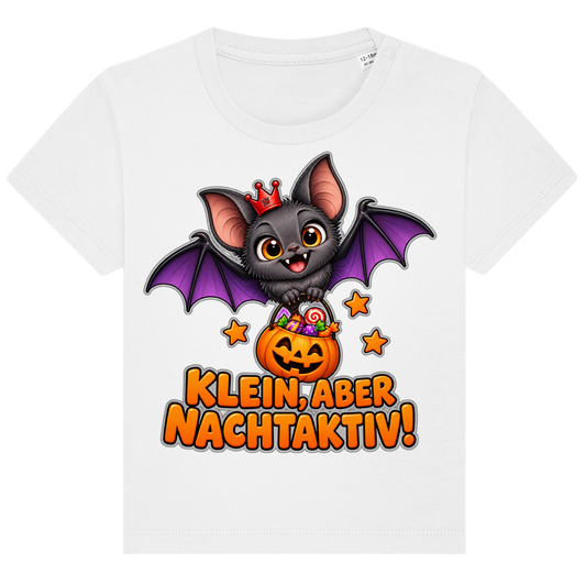 JA Nachtflatterer – Baby-T-Shirt in Weiß, Vorderansicht, Frontdruck: Kleine Fledermaus mit Kürbiseimer: „Klein, aber nachtaktiv!“
