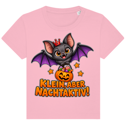 JA Nachtflatterer – Baby-T-Shirt in Rosa, Vorderansicht, Frontdruck: Kleine Fledermaus mit Kürbiseimer: „Klein, aber nachtaktiv!“