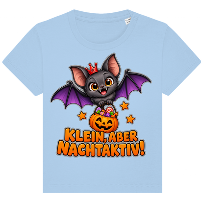 JA Nachtflatterer – Baby-T-Shirt in Blau, Vorderansicht, Frontdruck: Kleine Fledermaus mit Kürbiseimer: „Klein, aber nachtaktiv!“
