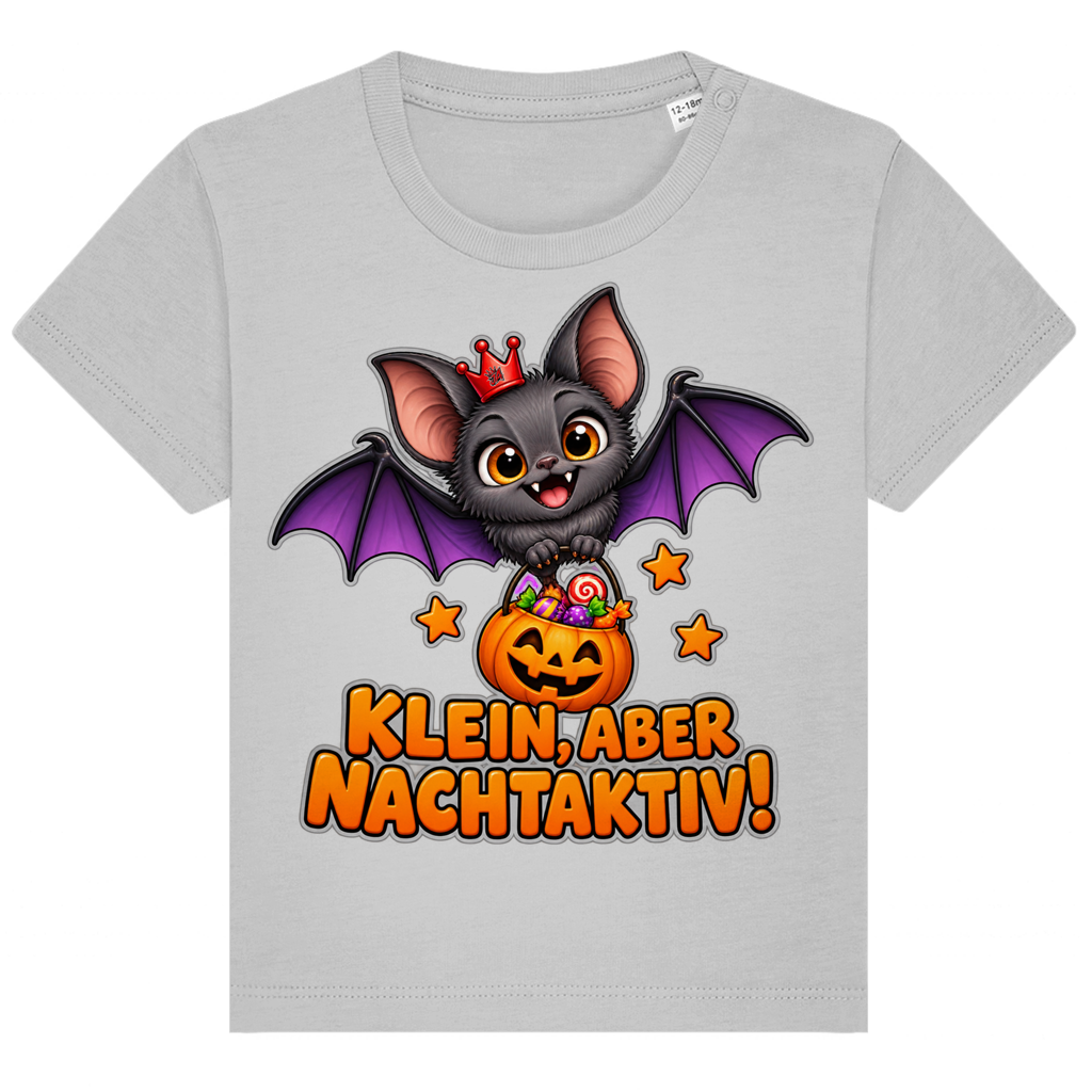 JA Nachtflatterer – Baby-T-Shirt in Grau meliert, Vorderansicht, Frontdruck: Kleine Fledermaus mit Kürbiseimer: „Klein, aber nachtaktiv!“