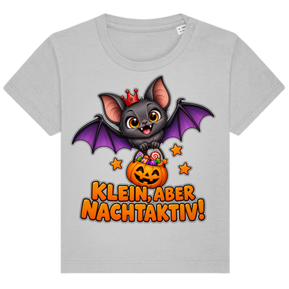 JA Nachtflatterer – Baby-T-Shirt in Grau meliert, Vorderansicht, Frontdruck: Kleine Fledermaus mit Kürbiseimer: „Klein, aber nachtaktiv!“