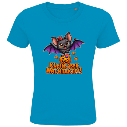 JA Nachtflatterer – Kinder-T-Shirt in Aqua, Vorderansicht, Frontdruck: Kleine Fledermaus mit Kürbiseimer: „Klein, aber nachtaktiv!“