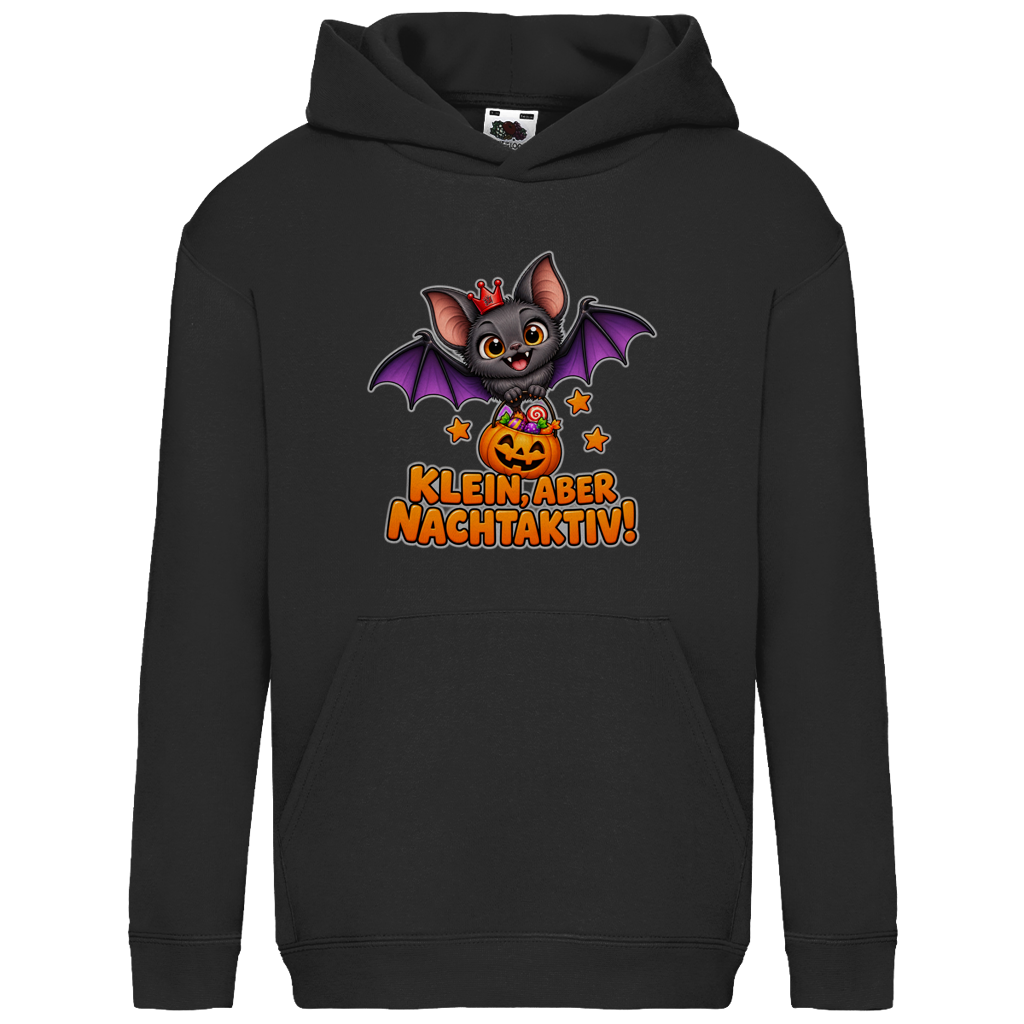 JA Nachtflatterer – Kinder-Hoodie in Schwarz, Vorderansicht, Frontdruck: Kleine Fledermaus mit Kürbiseimer: „Klein, aber nachtaktiv!“