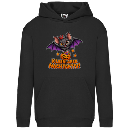 JA Nachtflatterer – Kinder-Hoodie in Schwarz, Vorderansicht, Frontdruck: Kleine Fledermaus mit Kürbiseimer: „Klein, aber nachtaktiv!“