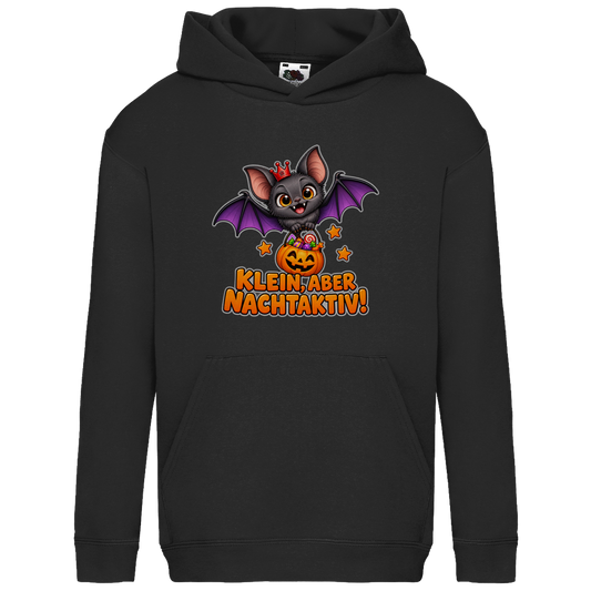 JA Nachtflatterer – Kinder-Hoodie in Schwarz, Vorderansicht, Frontdruck: Kleine Fledermaus mit Kürbiseimer: „Klein, aber nachtaktiv!“