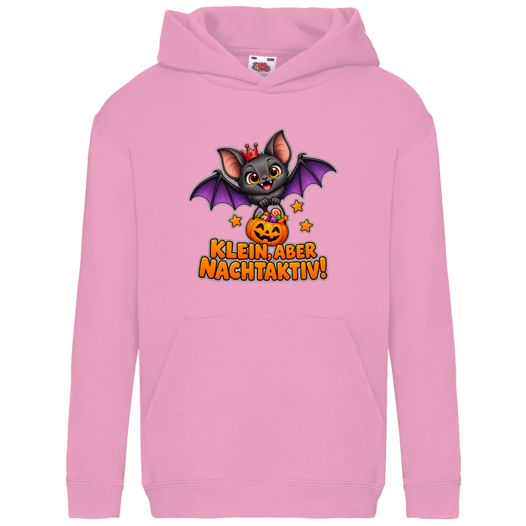 JA Nachtflatterer – Kinder-Hoodie in Hellrosa, Vorderansicht, Frontdruck: Kleine Fledermaus mit Kürbiseimer: „Klein, aber nachtaktiv!“