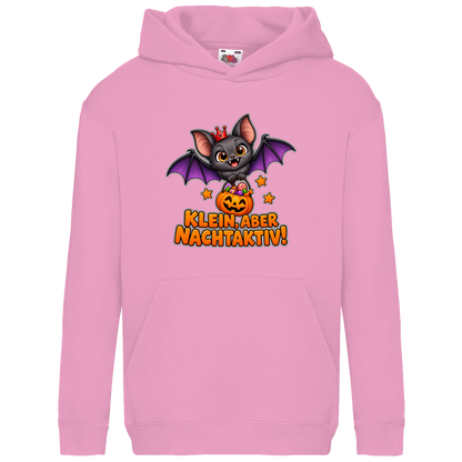 JA Nachtflatterer – Kinder-Hoodie in Hellrosa, Vorderansicht, Frontdruck: Kleine Fledermaus mit Kürbiseimer: „Klein, aber nachtaktiv!“