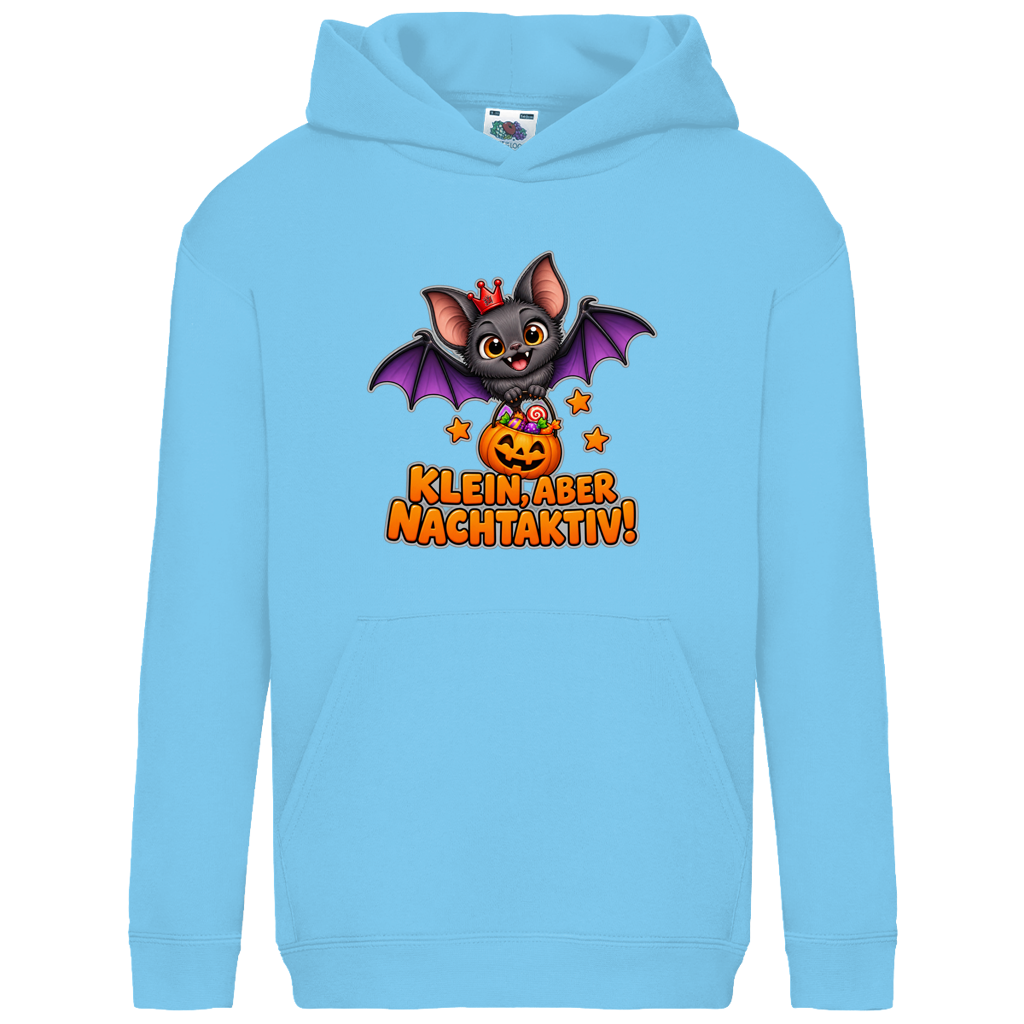JA Nachtflatterer – Kinder-Hoodie in Himmelblau, Vorderansicht, Frontdruck: Kleine Fledermaus mit Kürbiseimer: „Klein, aber nachtaktiv!“