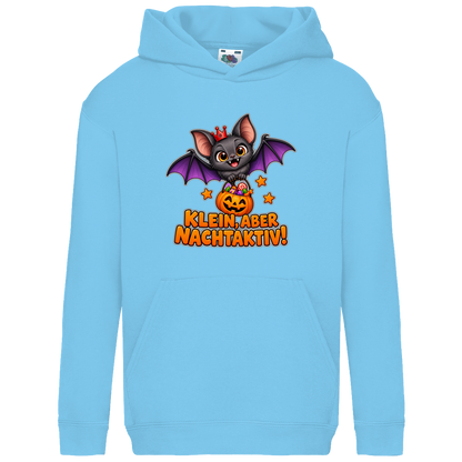 JA Nachtflatterer – Kinder-Hoodie in Himmelblau, Vorderansicht, Frontdruck: Kleine Fledermaus mit Kürbiseimer: „Klein, aber nachtaktiv!“