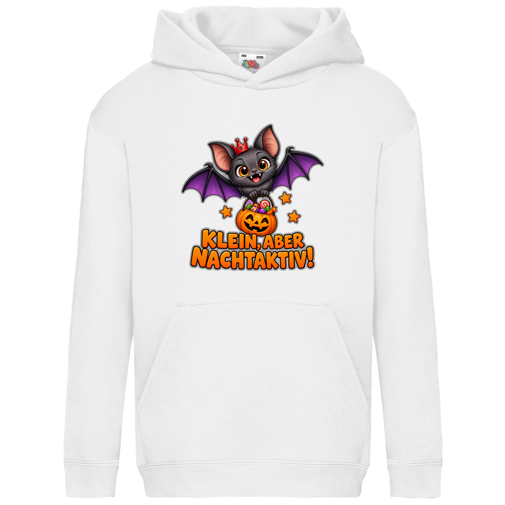 JA Nachtflatterer – Kinder-Hoodie in Weiß, Vorderansicht, Frontdruck: Kleine Fledermaus mit Kürbiseimer: „Klein, aber nachtaktiv!“