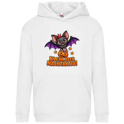 JA Nachtflatterer – Kinder-Hoodie in Weiß, Vorderansicht, Frontdruck: Kleine Fledermaus mit Kürbiseimer: „Klein, aber nachtaktiv!“