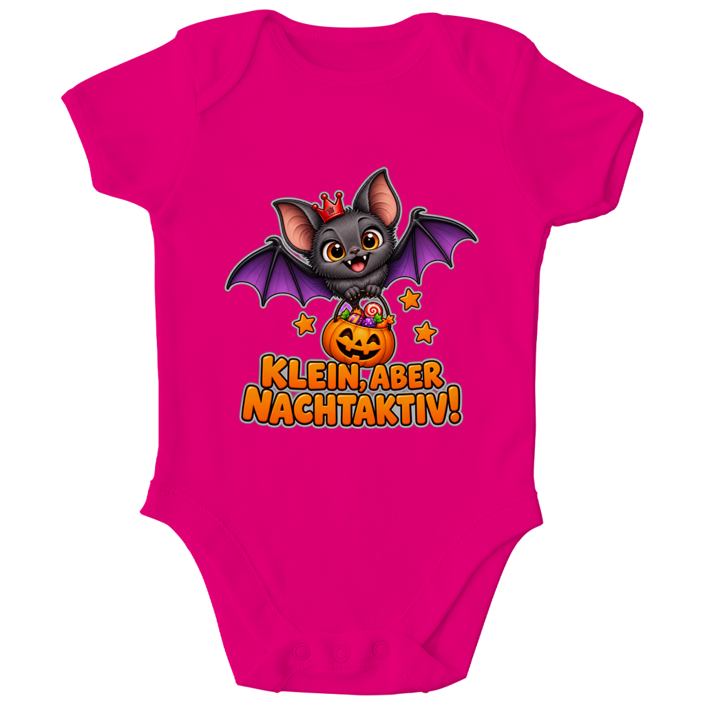 JA Nachtflatterer – Baby-Body in Fuchsia, Vorderansicht, Frontdruck: Kleine Fledermaus mit Kürbiseimer: „Klein, aber nachtaktiv!“