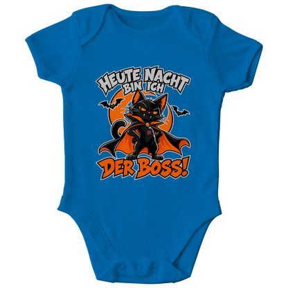 JA Nachtboss – Baby-Body in Kobaltblau, Vorderansicht, Frontdruck: Schwarze Katze im Umhang: „Heute Nacht bin ich der Boss!“