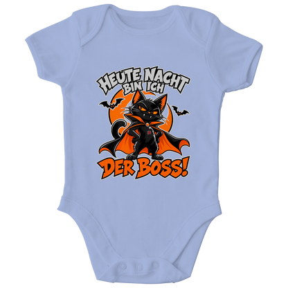 JA Nachtboss – Baby-Body in Taubenblau, Vorderansicht, Frontdruck: Schwarze Katze im Umhang: „Heute Nacht bin ich der Boss!“
