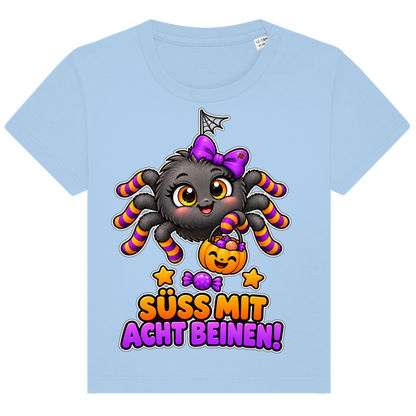 JA Schleifenspuk – Baby-T-Shirt in Blau, Vorderansicht, Frontdruck: Niedliche Spinne mit Schleife: „Süß mit acht Beinen!“