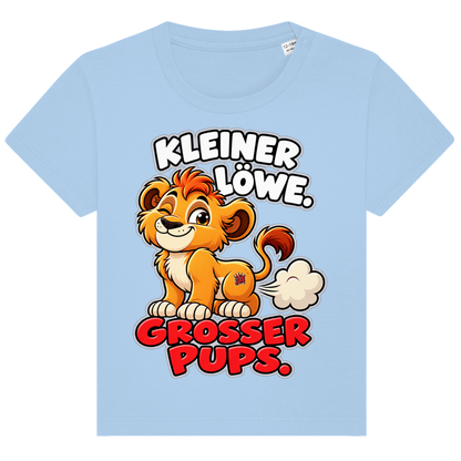 JA Pupsalarm – Baby-T-Shirt in Blau, Vorderansicht, Frontdruck: Lustiger Löwe: „Kleiner Löwe. Großer Pups.“ – Kinderhumor zum Kichern