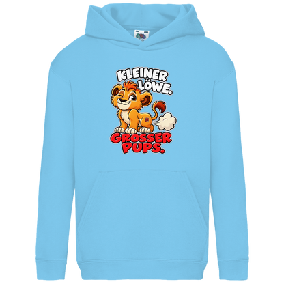 JA Pupsalarm – Kinder-Hoodie in Himmelblau, Vorderansicht, Frontdruck: Lustiger Löwe: „Kleiner Löwe. Großer Pups.“ – Kinderhumor zum Kichern