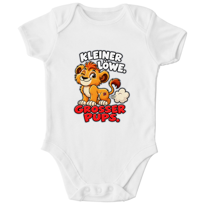 JA Pupsalarm – Baby-Body in Weiß, Vorderansicht, Frontdruck: Lustiger Löwe: „Kleiner Löwe. Großer Pups.“ – Kinderhumor zum Kichern