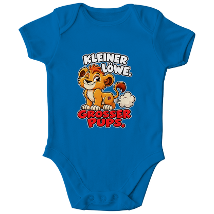 JA Pupsalarm – Baby-Body in Kobaltblau, Vorderansicht, Frontdruck: Lustiger Löwe: „Kleiner Löwe. Großer Pups.“ – Kinderhumor zum Kichern