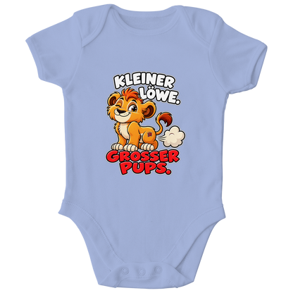 JA Pupsalarm – Baby-Body in Taubenblau, Vorderansicht, Frontdruck: Lustiger Löwe: „Kleiner Löwe. Großer Pups.“ – Kinderhumor zum Kichern
