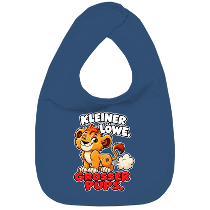 JA Pupsalarm – Lätzchen in Marineblau, Vorderansicht, Frontdruck: Lustiger Löwe: „Kleiner Löwe. Großer Pups.“ – Kinderhumor zum Kichern