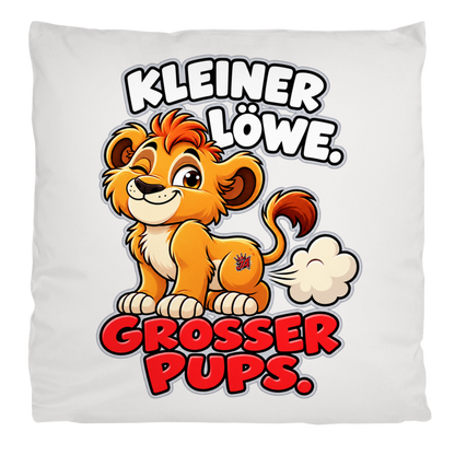 JA Pupsalarm – Flauschkissen in Cremeweiß, Aufdruck: Lustiger Löwe: „Kleiner Löwe. Großer Pups.“ – Kinderhumor zum Kichern