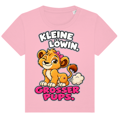 JA Pupsprinzessin – Baby-T-Shirt in Rosa, Vorderansicht, Frontdruck: Lustige Löwin mit Schleife: „Kleine Löwin. Großer Pups.“