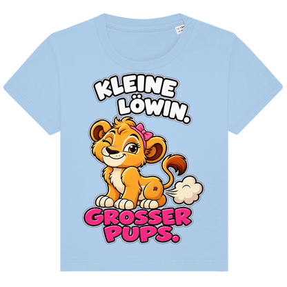 JA Pupsprinzessin – Baby-T-Shirt in Blau, Vorderansicht, Frontdruck: Lustige Löwin mit Schleife: „Kleine Löwin. Großer Pups.“