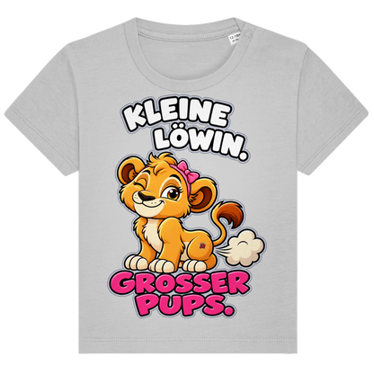 JA Pupsprinzessin – Baby-T-Shirt in Grau meliert, Vorderansicht, Frontdruck: Lustige Löwin mit Schleife: „Kleine Löwin. Großer Pups.“