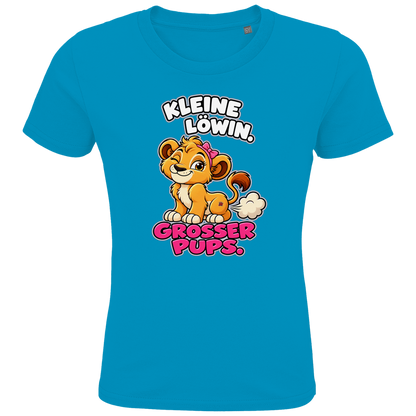JA Pupsprinzessin – Kinder-T-Shirt in Aqua, Vorderansicht, Frontdruck: Lustige Löwin mit Schleife: „Kleine Löwin. Großer Pups.“