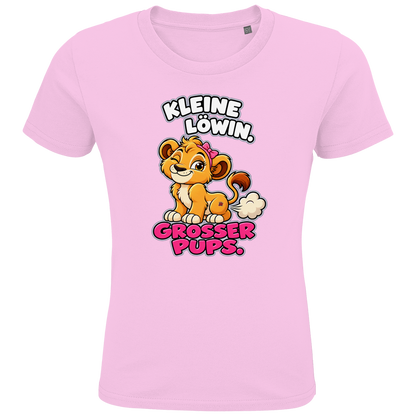 JA Pupsprinzessin – Kinder-T-Shirt in Zartrosa, Vorderansicht, Frontdruck: Lustige Löwin mit Schleife: „Kleine Löwin. Großer Pups.“