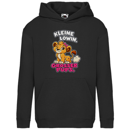 JA Pupsprinzessin – Kinder-Hoodie in Schwarz, Vorderansicht, Frontdruck: Lustige Löwin mit Schleife: „Kleine Löwin. Großer Pups.“