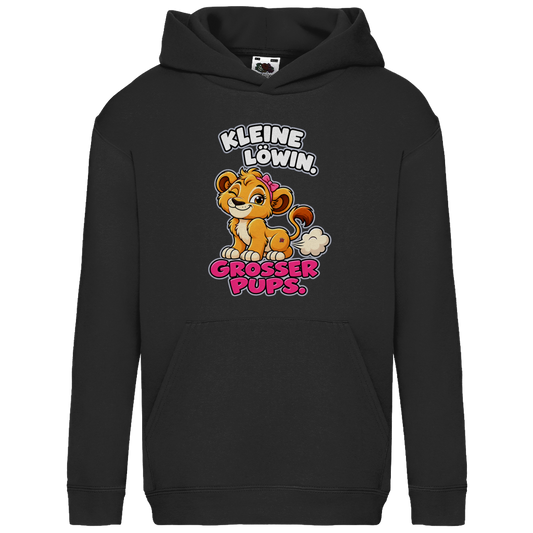 JA Pupsprinzessin – Kinder-Hoodie in Schwarz, Vorderansicht, Frontdruck: Lustige Löwin mit Schleife: „Kleine Löwin. Großer Pups.“