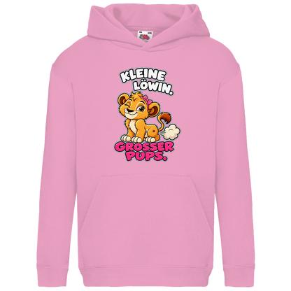 JA Pupsprinzessin – Kinder-Hoodie in Hellrosa, Vorderansicht, Frontdruck: Lustige Löwin mit Schleife: „Kleine Löwin. Großer Pups.“