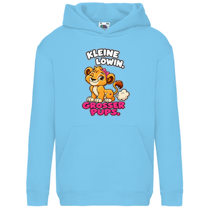 JA Pupsprinzessin – Kinder-Hoodie in Himmelblau, Vorderansicht, Frontdruck: Lustige Löwin mit Schleife: „Kleine Löwin. Großer Pups.“