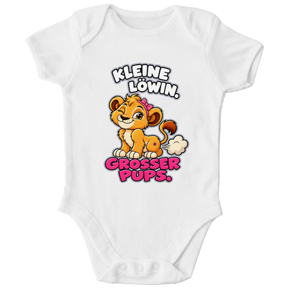 JA Pupsprinzessin – Baby-Body in Weiß, Vorderansicht, Frontdruck: Lustige Löwin mit Schleife: „Kleine Löwin. Großer Pups.“